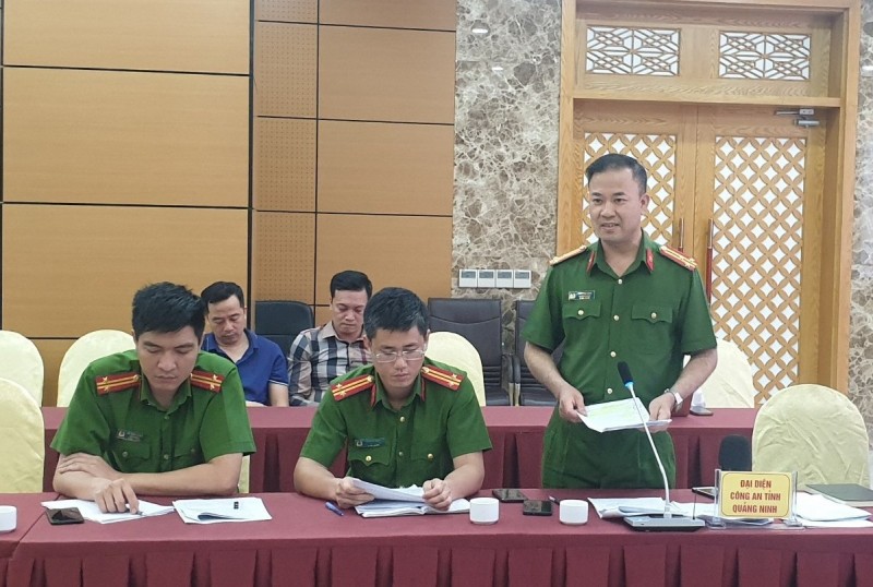 Lãnh đạo Phòng Cảnh sát PCCC và CHCN, Công an tỉnh Quảng Ninh thông tin về công tác PCCC trên địa bàn tại hội nghị