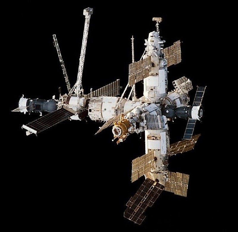 Hình ảnh Trạm vũ trụ Hòa Bình nhìn từ tàu không gian Endeavour trong chuyến bay STS-89 (ngày 9-2-1998). Nguồn: NASA 