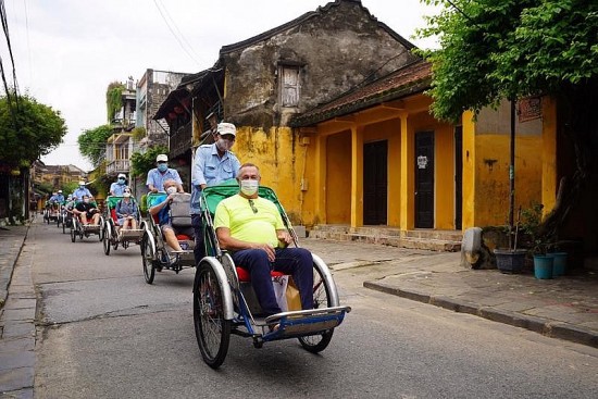 Cán bộ sân bay cần “mỉm cười” nhiều hơn để giữ chân du khách quốc tế