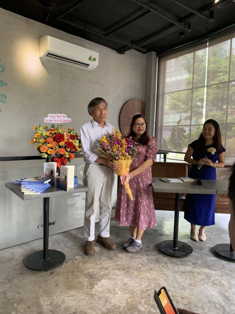 Giám đốc Nhà xuất bản tặng hoa