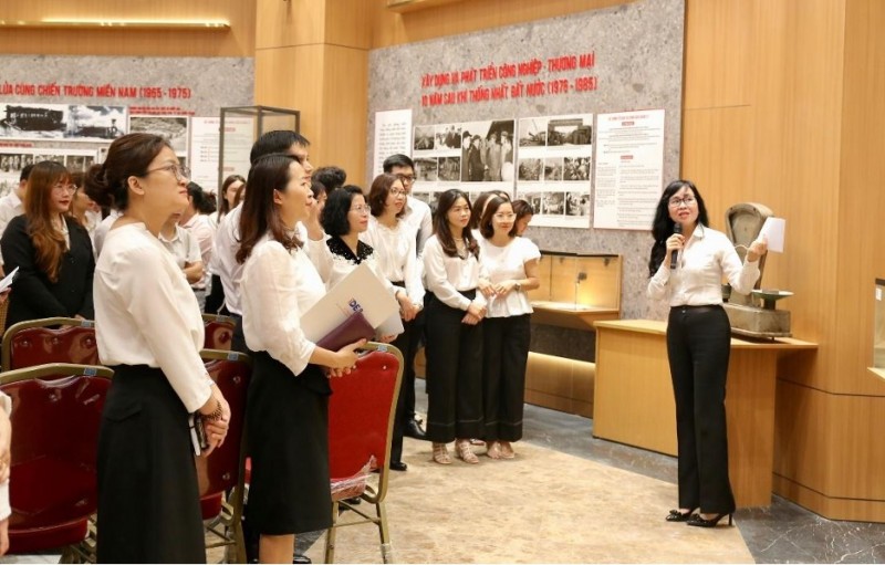 Đoàn thanh niên Cục Thương mại điện tử và Kinh tế số thấm nhuần vẻ vang ngành Công Thương
