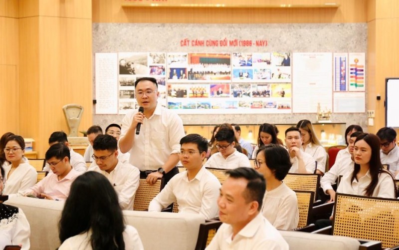 Đoàn thanh niên Cục Thương mại điện tử và Kinh tế số thấm nhuần vẻ vang ngành Công Thương