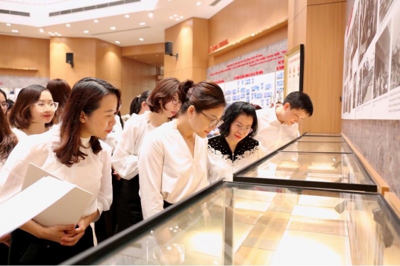 Đoàn thanh niên Cục Thương mại điện tử và Kinh tế số thấm nhuần vẻ vang ngành Công Thương