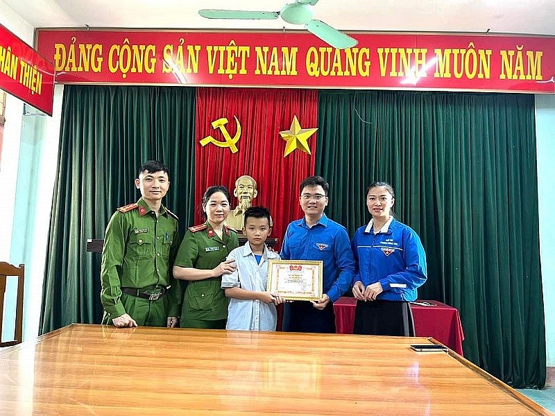 Thanh Hóa: Khen học sinh lớp 6 nhặt được của rơi trả lại người mất