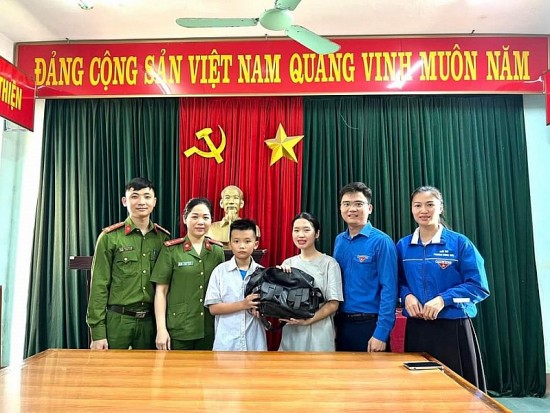 Thanh Hóa: Khen học sinh lớp 6 nhặt được của rơi trả lại người mất