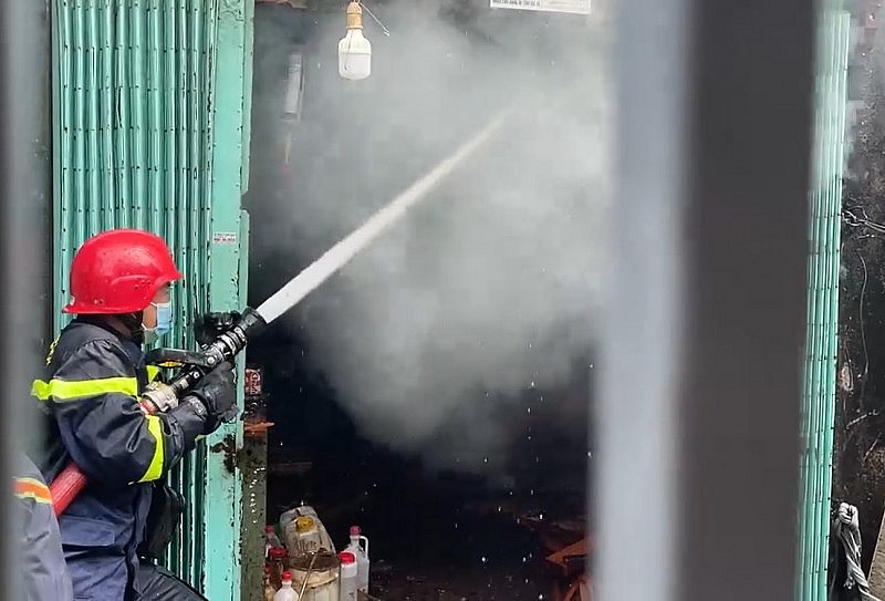 TP. Hồ Chí Minh: Cháy xưởng gỗ, nhiều tài sản bị thiêu rụi, không có thương vong về người