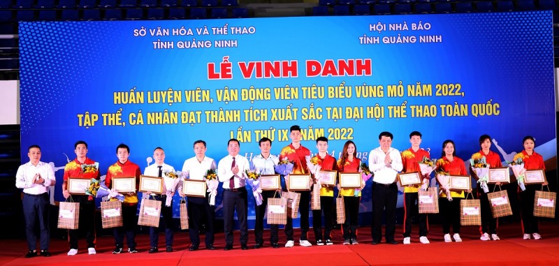 7 vận động viên và 5 huấn luyện viên được trao tặng danh hiệu vận động viên, huấn luyện viên tiêu biểu Vùng mỏ năm 2022.