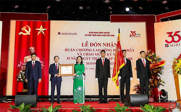 Agribank đón nhận Huân chương Lao động hạng Nhất Chào mừng kỷ niệm 35 năm Ngày thành lập