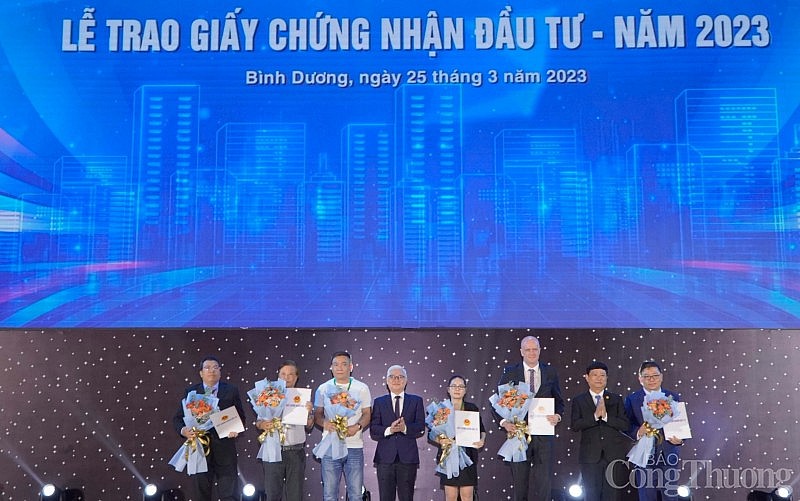 Bình Dương trao giấy phép đầu tư cho 6 doanh nghiệp, ký kết với 9 tỉnh thành phát triển KCN thông minh