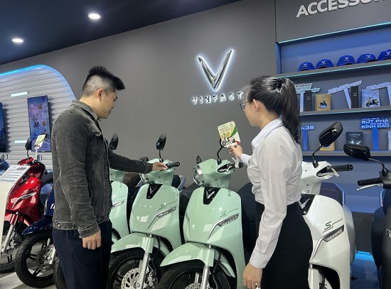 vinfast mo rong he thong dai ly uy quyen xe may dien nguoi dung huong loi