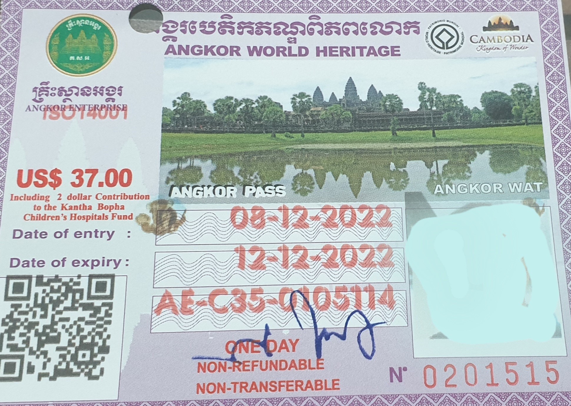 Vé tham quan Ăng-co Vát, Căm-pu-chia. Chỉ cần nộp đủ tiền và đứng vào máy chụp hình tự động là vài chục giây sau du khách sẽ có thẻ tham quan được in ra cùng với ảnh của mình trên thẻ. Ảnh: Nguyễn Hùng
