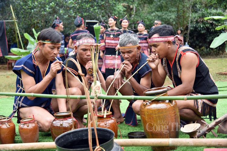 Tinh thần đoàn kết trong Lễ hội cầu an dân tộc Ba Na