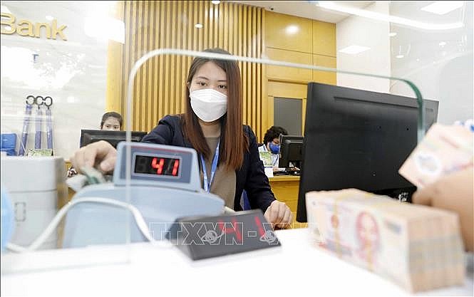 Làm thủ tục cho khách hàng vay vốn tại Ngân hàng TMCP Bảo Việt. Ảnh minh họa