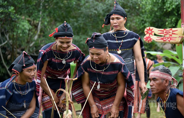 Trang phục truyền thống dân tộc Ba Na: Lấy thiên nhiên làm hình mẫu