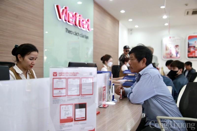 Người dân Đà Nẵng đổ xô đi đăng ký thông tin thuê bao Người dân Đà Nẵng đổ xô đi đăng ký thông tin thuê bao