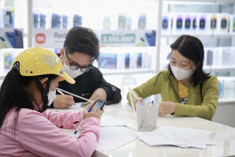 Người dân Đà Nẵng đổ xô đi đăng ký thông tin thuê bao Người dân Đà Nẵng đổ xô đi đăng ký thông tin thuê bao