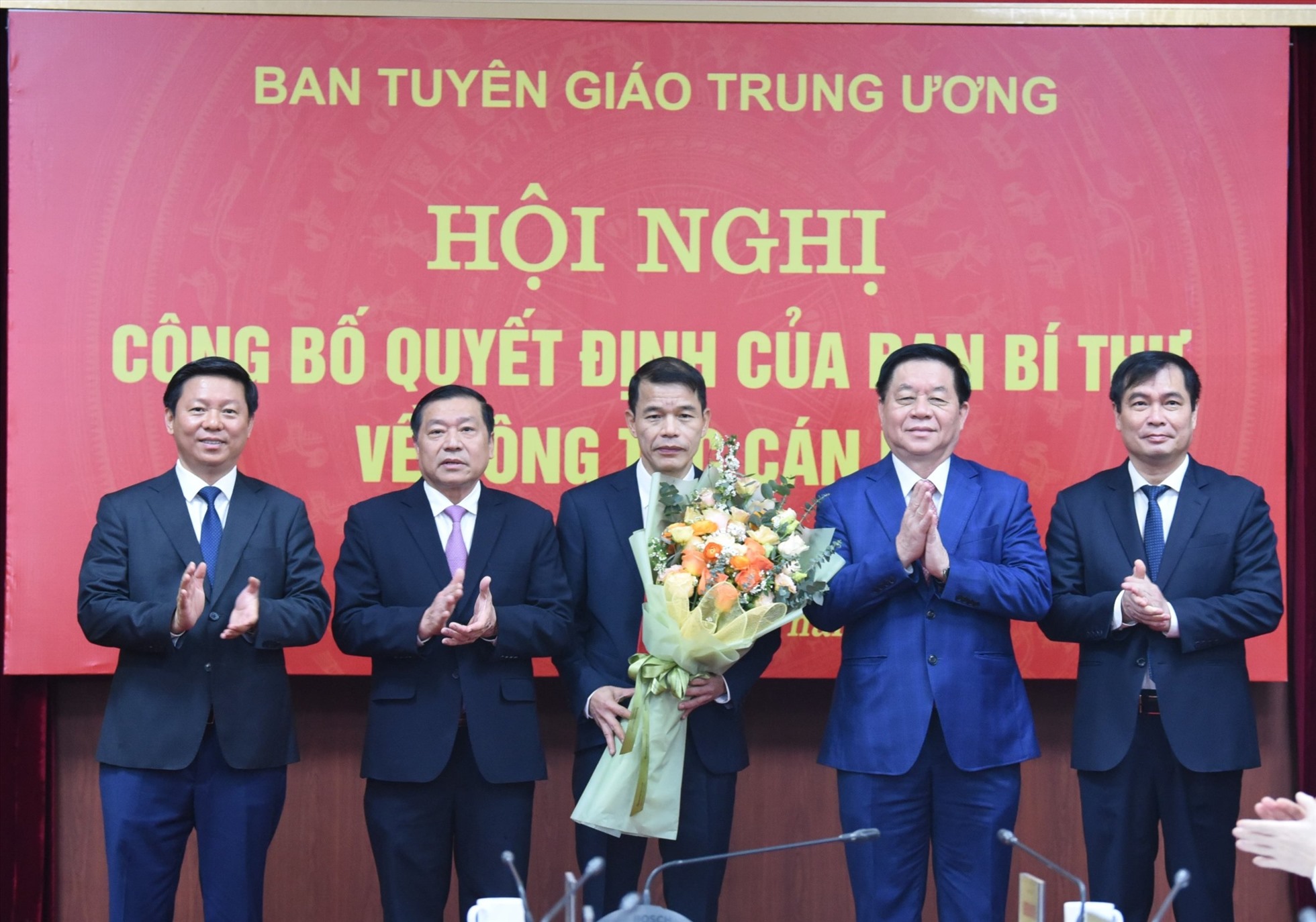 Lãnh đạo Ban Tuyên giáo Trung ương chúc mừng ông Vũ Thanh Mai. Ảnh: Trần Vương