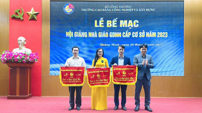 TS. Đỗ Minh Chiến trao cờ lưu niệm cho các đơn vị đạt giải Nhất, Nhì Ba