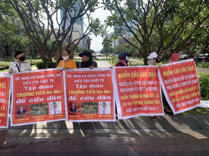 Hàng trăm nhà đầu tư của Tập đoàn Trường Tiền căng băng rôn kêu cứu Hàng trăm nhà đầu tư của Tập đoàn Trường Tiền căng băng rôn kêu cứu