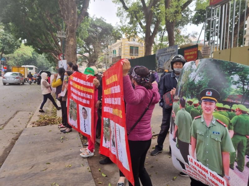 Hàng trăm nhà đầu tư của Tập đoàn Trường Tiền căng băng rôn kêu cứu Hàng trăm nhà đầu tư của Tập đoàn Trường Tiền căng băng rôn kêu cứu