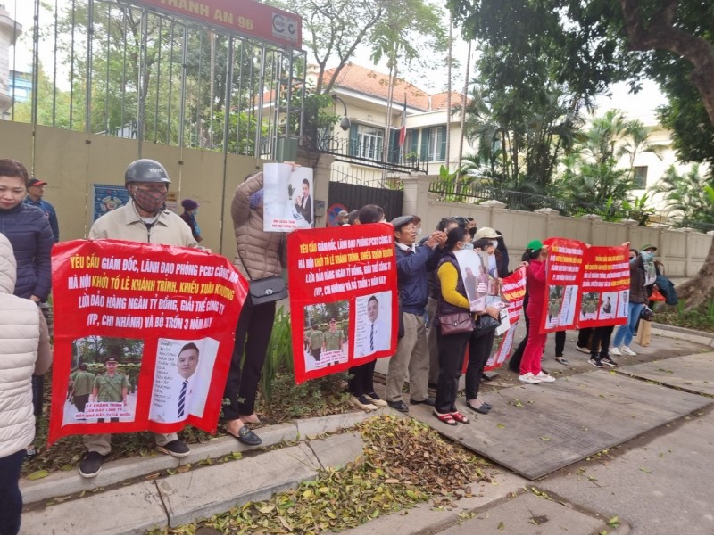 Hàng trăm nhà đầu tư của Tập đoàn Trường Tiền căng băng rôn kêu cứu Hàng trăm nhà đầu tư của Tập đoàn Trường Tiền căng băng rôn kêu cứu