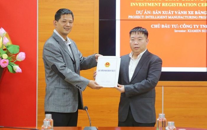 Lãnh đạo Ban Quản lý Khu Kinh tế Quảng Ninh trao giấy chứng nhận đầu tư dự án sản xuất vành xe bằng hợp kim luyện nhẹ thông minh tại KCN Bắc Tiền Phong, TX Quảng Yên.