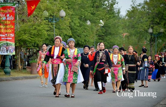 Trải nghiệm sắc màu văn hóa các dân tộc Việt Nam tại Làng Văn hóa