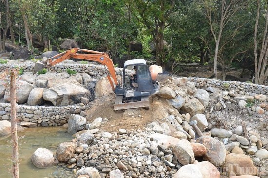 da nang cuong che cac cong trinh xay dung trai phep tren suoi luong