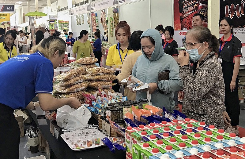 Người tiêu dùng TP Cần Thơ tìm hiểu về sản phẩm hàng hóa của Thái Lan