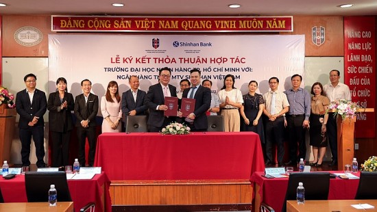 shinhan viet nam ho tro hoc phi lai suat 0 cho sinh vien truong dai hoc ngan hang tphcm