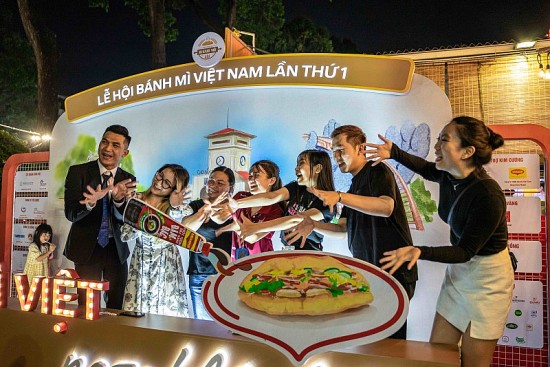 hang ngan khach tham quan le hoi banh mi lan thu nhat nam 2023