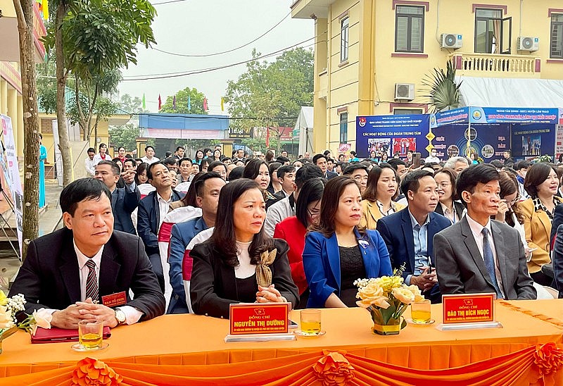 Đông đảo lãnh đạo địa phương, nhân dân và học sinh tham gia