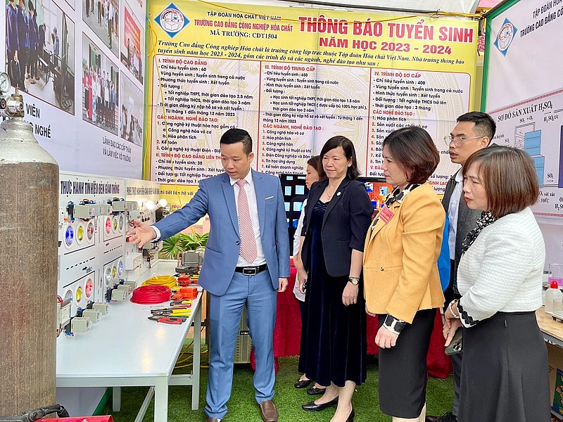 Các gian hàng thu hút sự quan tâm của học sinh và nhân dân