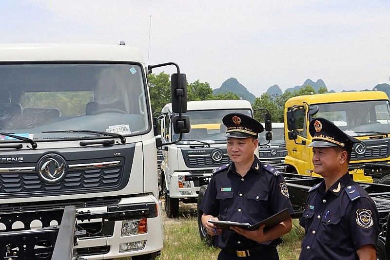 Mặt hàng ô tô nhập khẩu làm thủ tục tại Chi cục Hải quan cửa khẩu Tà Lùng (Cục Hải quan Cao Bằng) đang có chiều hướng giảm mạnh, ảnh hưởng lớn đến kết quả thu ngân sách của Chi cục và toàn Cục. Ảnh: T.Bình