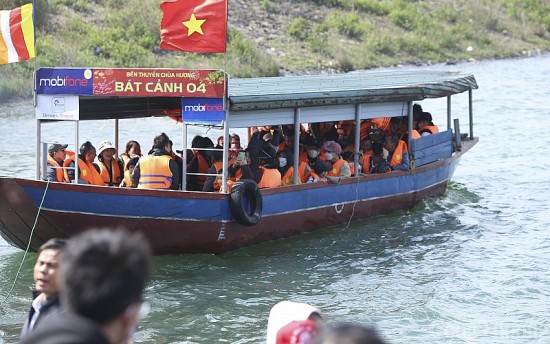 ha tinh quy i ban le hang hoa va doanh thu dich vu tieu dung tang 2384