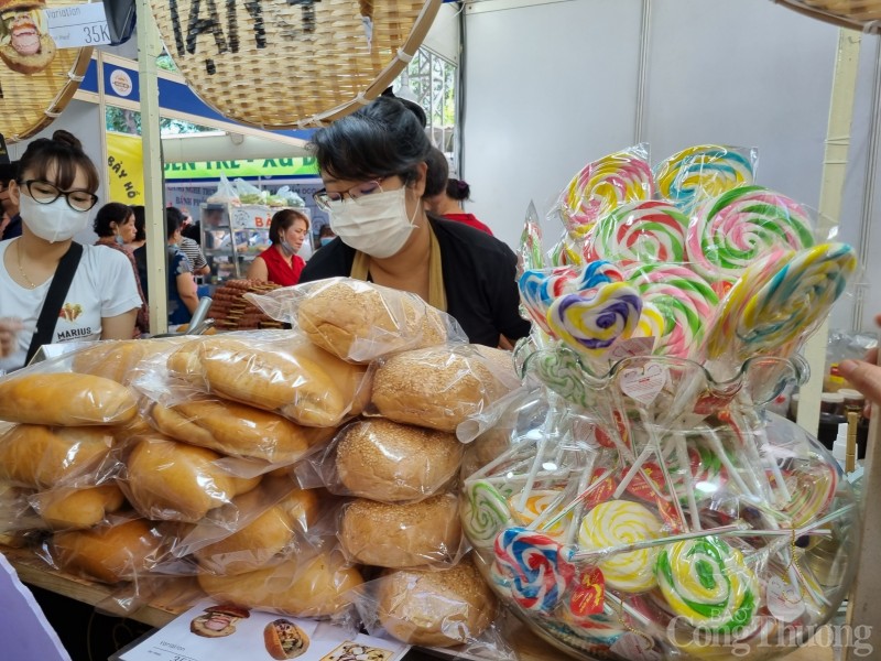 Ngày cuối Lễ hội Bánh mì Việt Nam: Người dân xếp hàng dài chờ mua