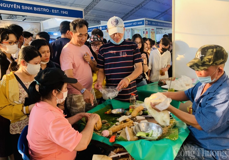 Ngày cuối Lễ hội Bánh mì Việt Nam: Người dân xếp hàng dài chờ mua