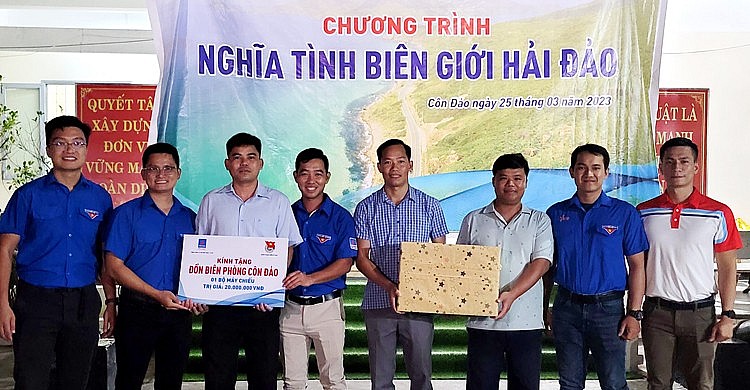 Gửi tặng Đồn biên phòng Côn Đảo bộ máy chiếu phim