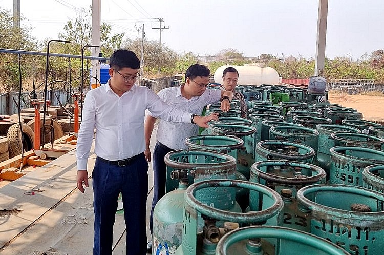 Đoàn công tác PV GAS tham quan Trạm chiết nạp LPG của Công ty Sunbin Gas