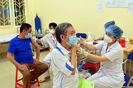 khuyen cao cac doi tuong nguy co cao nen tiem nhac lai vac xin covid19