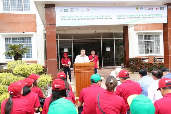 trinh dien dong ruong co gioi hoa gieo sa chinh xac