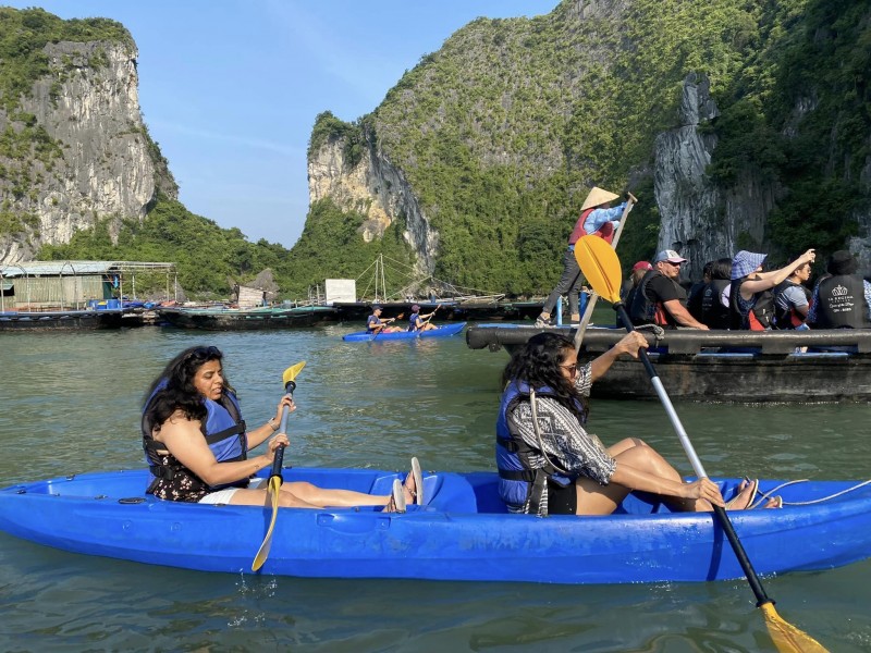 Dịch vụ chèo thuyền trên vịnh Hạ Long