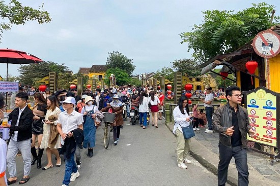 moi du khach vao tham quan khu pho co hoi an deu phai mua ve