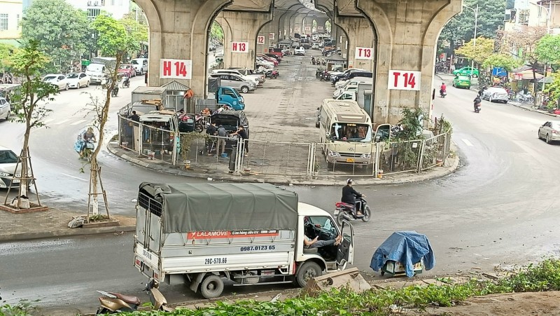 Hàng loạt gầm cầu Hà Nội "biến" thành bãi xe trái phép thu lợi "khủng"