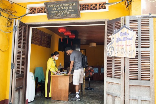 mua ve khi vao tham quan pho co hoi an cac ben noi gi