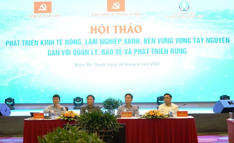 Đoàn chủ tọa Hội thảo.