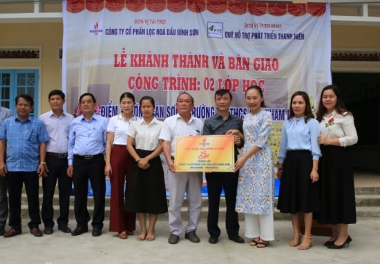 Bàn giao công trình 2 lớp học Trường Tiểu học và Trung học Cơ sở Sơn Nham II do BSR tài trợ