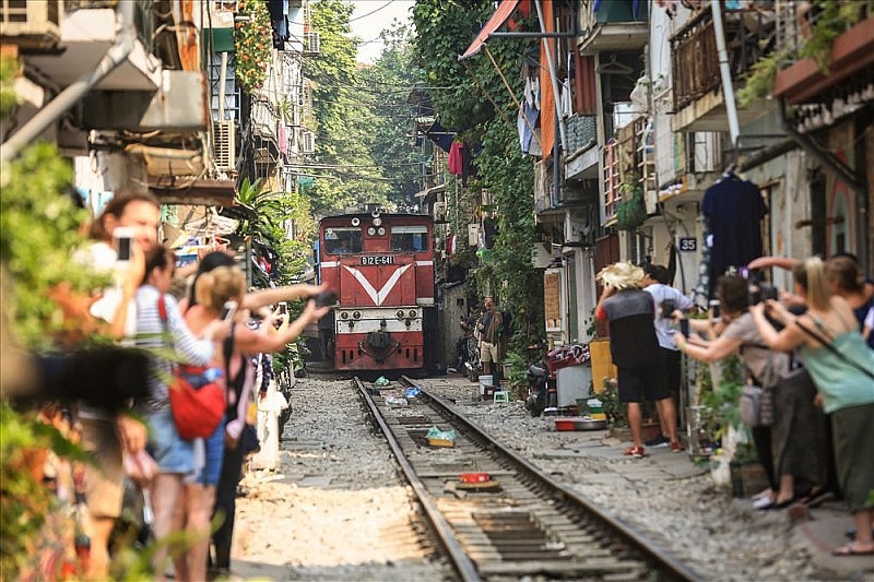 Hà Nội: Đề nghị doanh nghiệp không tổ chức tour đưa du khách đến khu vực cà phê đường tàu