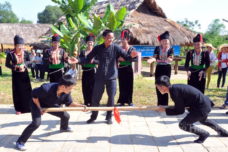 Khám phá nét đặc sắc của trang phục truyền thống dân tộc Khơ Mú