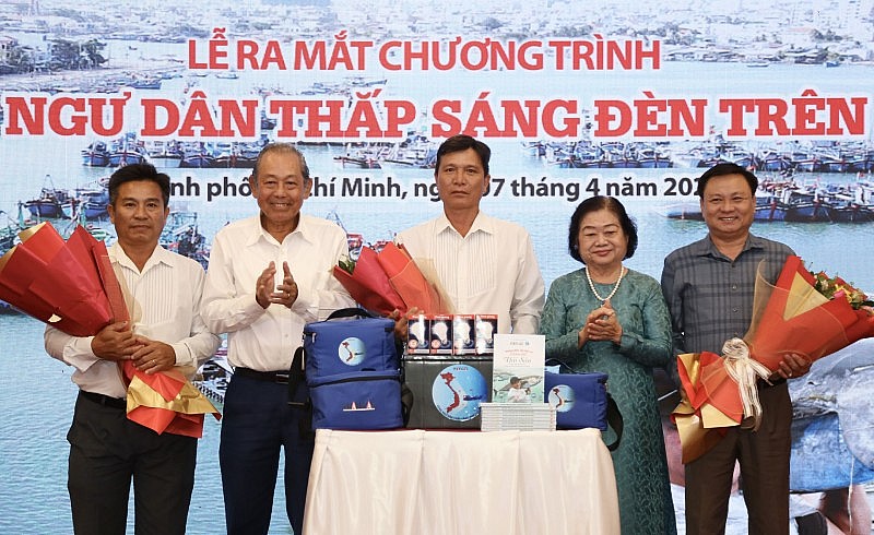 Cùng 5.600 ngư dân 28 tỉnh, thành thắp sáng đèn trên biển